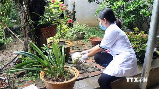 Cán bộ trạm y tế thị trấn Hát Lót (Sơn La) tăng cường phòng, chống dịch bệnh sốt xuất huyết. Ảnh: Hữu Quyết - TTXVN