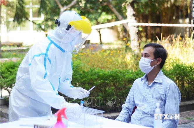 Thành viên Ban in sao đề thi lấy mẫu xét nghiệm virus SARS-CoV-2 nhằm đảm bảo an toàn cho kỳ thi. Ảnh: Văn Dũng - TTXVN