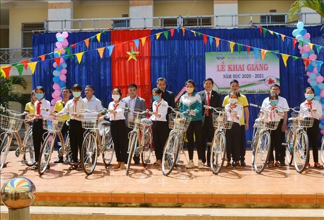 Đoàn ĐBQH tỉnh Đắk Lắk tặng xe đạp cho học sinh dân tộc thiểu số cấp 2 và cấp 3 của xã Cư Êwi (huyện Cư Kuin). Ảnh: Hoài Thu – TTXVN