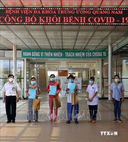 Các bệnh nhân tại Quảng Nam được chữa khỏi bệnh sáng ngày 9/9/2020. Ảnh: Trịnh Bang Nhiệm - TTXVN
