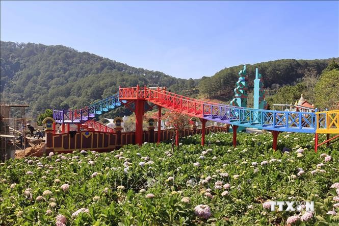 Công trình Vườn Thượng Uyển Bay trên khu đất thuộc diện quy hoạch đất rừng phòng hộ của thành phố Đà Lạt (Lâm Đồng). Ảnh: TTXVN