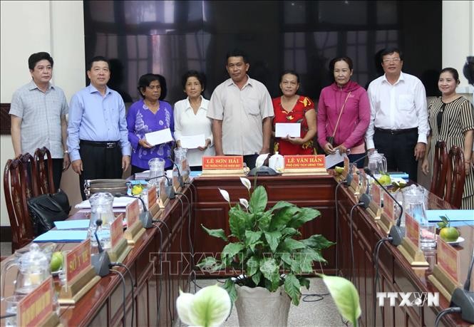 Đoàn công tác tặng quà cho các hộ Khmer thuộc gia đình chính sách, hộ khó khăn. Ảnh: Thanh Hòa - TTXVN