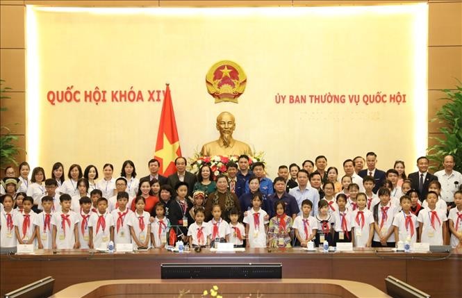 Phó Chủ tịch Thường trực Quốc hội Tòng Thị Phóng gặp mặt Đoàn học sinh mồ côi, khuyết tật tỉnh Thái Nguyên