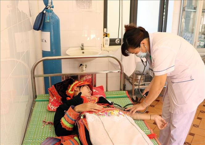 Cán bộ Trạm y tế xã Ma Ly Pho (Phong Thổ, Lai Châu) thăm khám cho người dân. Ảnh: Quý Trung - TTXVN