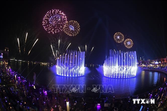 Đài phun nước Palm Fountain lung linh rực rỡ với hơn 3.000 đèn LED nhiều màu và những cột nước phun lên bầu trời đêm tại Dubai, UAE, ngày 22/10/2020. Ảnh: AFP/ TTXVN