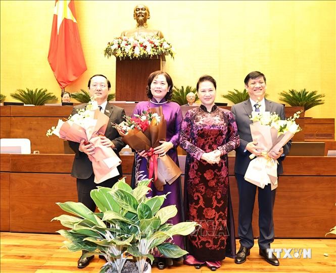 Chủ tịch Quốc hội Nguyễn Thị Kim Ngân tặng hoa chúc mừng Bộ trưởng Bộ Y tế, Bộ trưởng Bộ Khoa học và Công nghệ và Thống đốc Ngân hàng Nhà nước Việt Nam vừa được Quốc hội phê chuẩn. Ảnh: Trọng Đức - TTXVN