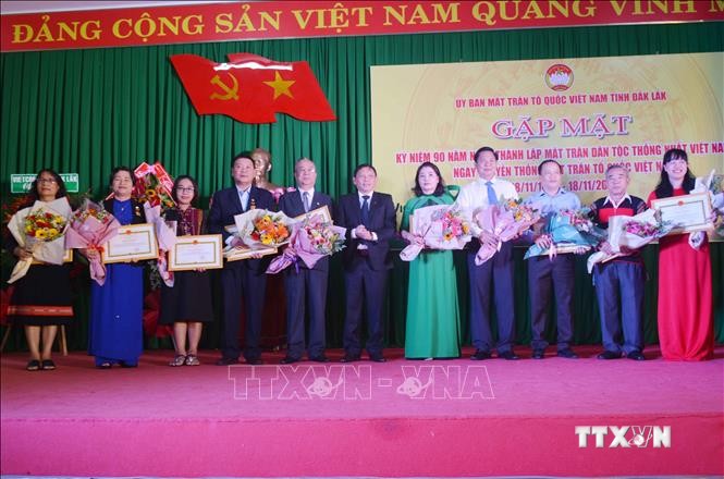 Tặng Bằng khen của Ủy ban nhân dân tỉnh Đắk Lắk cho các cá nhân, tập thể. Ảnh: Hoài Thu – TTXVN.