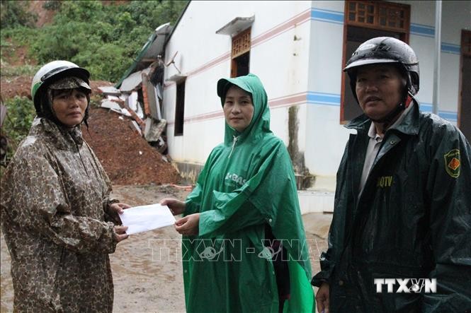 Ban Chỉ huy Phòng chống thiên tai và Tìm kiếm cứu nạn huyện Krông Bông, tỉnh Đắk Lắk trao hỗ trợ các hộ dân bị thiệt hại. Ảnh: Anh Dũng - TTXVN