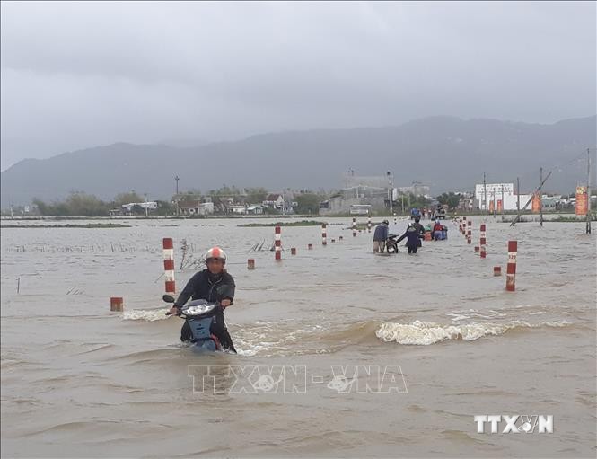 Tuyến đường từ xã Cát Tiến, huyện Phù Cát đi xã Phước Thắng, huyện Tuy Phước, bị ngập sâu . Ảnh: Tường Quân - TTXVN