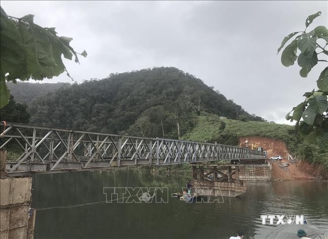 Kon Tum hoàn thành lắp đặt cầu thép nối đường vào xã Đăk Pne