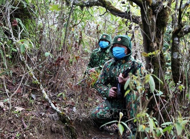 Bộ đội Biên phòng Đồn Huổi Luông, tỉnh Lai Châu, tuần tra khu vực khu vực biên giới trong giá rét. Ảnh: TTXVN phát.