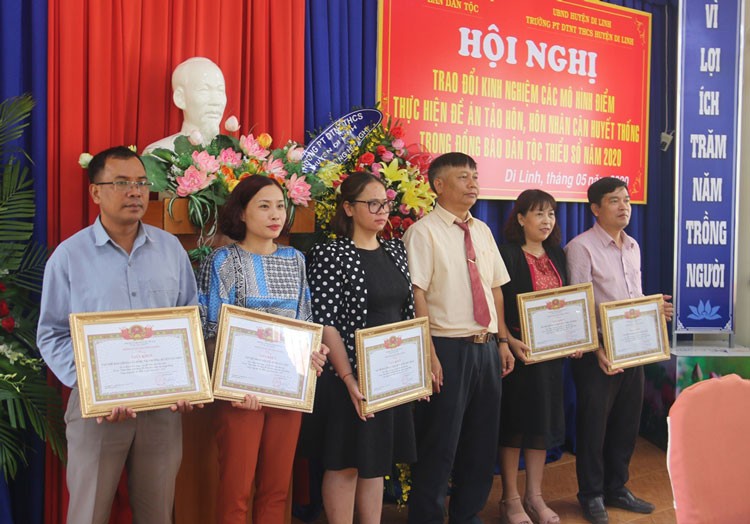 Ban Dân tộc tỉnh Lâm Đồng tặng giấy khen cho các tập thể có thành tích cao trong thực hiện mô hình điểm thuộc Đề án "Giảm thiểu tình trạng tảo hôn và hôn nhân cận huyết thống trong vùng đồng bào dân tộc thiểu số" trên địa bàn tỉnh giai đoạn 2017-2025. Ảnh