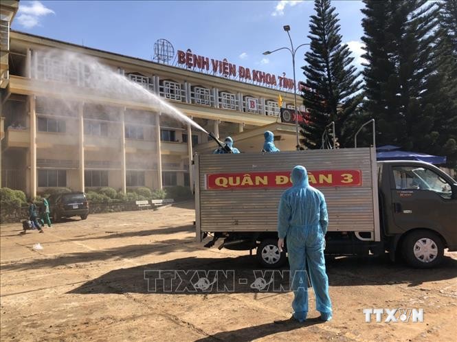 Lực lượng Tiểu đoàn Hóa học 21- Quân đoàn 3 phun hóa chất khử khuẩn tại bệnh viện Đa khoa tỉnh Gia Lai và Bệnh viện Y Dược Hoàng Anh Gia Lai. Ảnh: Quang Thai - TTXVN
