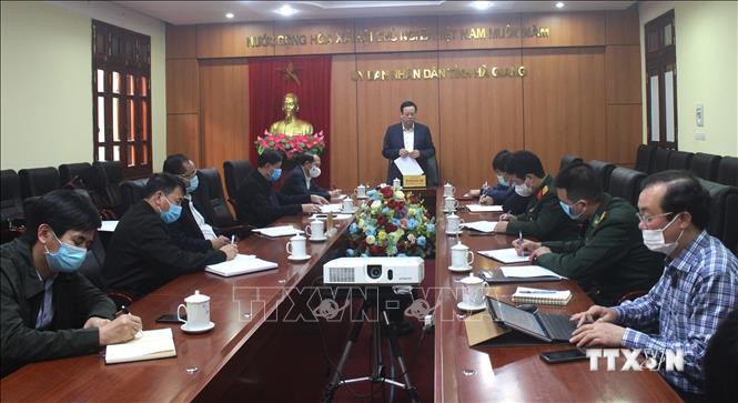 Chủ tịch UBND tỉnh Hà Giang phát biểu chỉ đạo tại buổi họp khẩn chiều 5/2. Ảnh: Minh Tâm - TTXVN