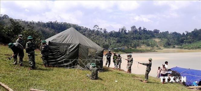 Bộ đội Biên phòng làng Mô kiên trì bám bản, bám dân vừa bảo vệ chủ quyền an ninh biên giới vừa tăng cường công tác phòng, chống dịch. Ảnh: TTXVN