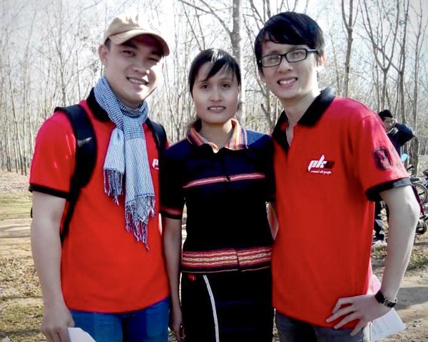 Chị H’Ken (giữa) trong một chương trình tình nguyện tại xã Ia Ka (huyện Chư Păh). Ảnh: baogialai.com.vn