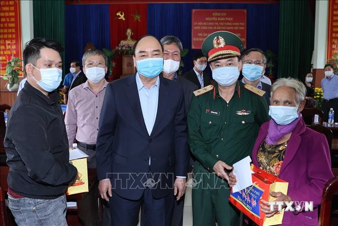 Thủ tướng Nguyễn Xuân Phúc tặng quà Tết gia đình chính sách và hộ nghèo tại Quảng Nam