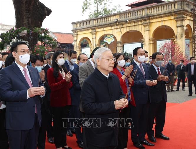 Tổng Bí thư, Chủ tịch nước Nguyễn Phú Trọng dâng hương và trồng cây lưu niệm tại Khu di tích Hoàng Thành Thăng Long