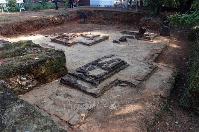 Một phần nền móng tháp Chăm được phát lộ tại Di chỉ khảo cổ Chăm Phong Lệ. Ảnh: Trần Lê Lâm - TTXVN