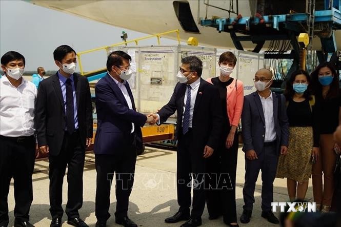 Lô vaccine phòng COVID-19 đầu tiên đã về đến Việt Nam