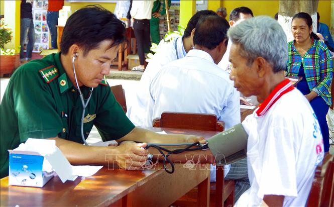 "Bác sỹ quân hàm xanh" nặng lòng với đồng bào Khmer ở Vĩnh Châu