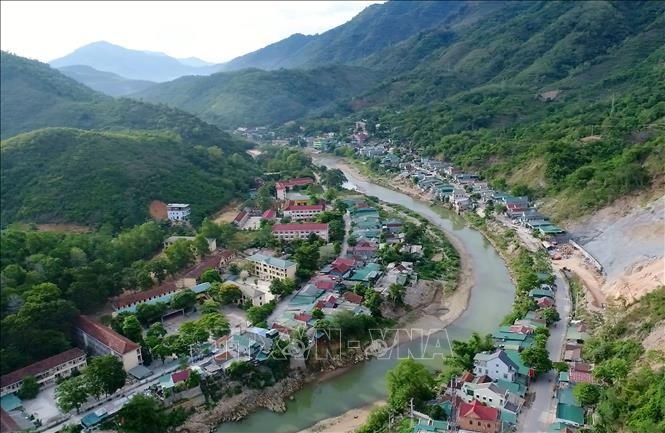 Xã nông thôn mới Hữu Kiệm, huyện Kỳ Sơn (Nghệ An) đã giảm tỷ lệ hộ nghèo từ gần 73% năm 2010 xuống còn 4,1% năm 2020 nhờ phát huy hiệu quả nguồn vốn Chương trình giảm nghèo 30a. Ảnh: Văn Tý-TTXVN