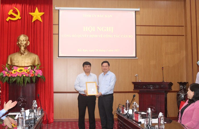 Công bố Nghị quyết về phê chuẩn ông Nông Quang Nhất giữ chức vụ Phó Chủ tịch Hội đồng nhân dân tỉnh Bắc Kạn