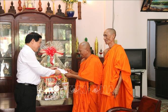 Đoàn công tác Hội đồng Dân tộc của Quốc hội thăm và chúc Tết cổ truyền đồng bào Khmer tại Trà Vinh