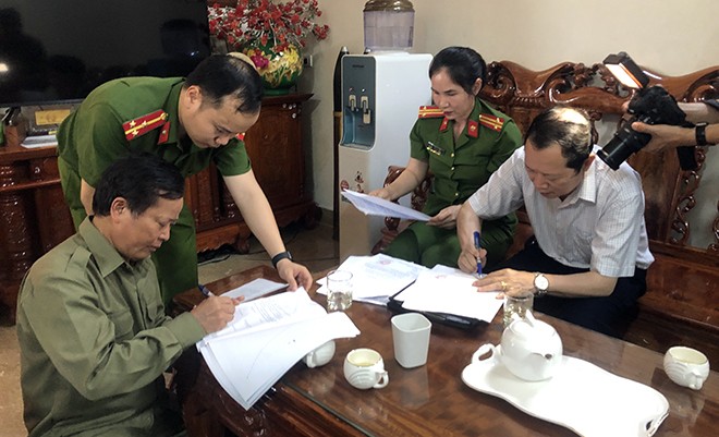 Cơ quan CSĐT Công an tỉnh Nghệ An tống đạt quyết định khởi tố bị can đối với ông Lương Thanh Hải. Ảnh: cand.com.vn