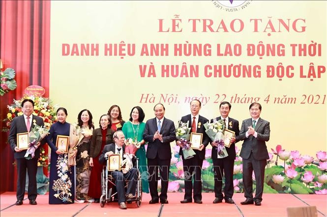 Chủ tịch nước Nguyễn Xuân Phúc trao tặng danh hiệu cao quý cho các nhà khoa học xuất sắc