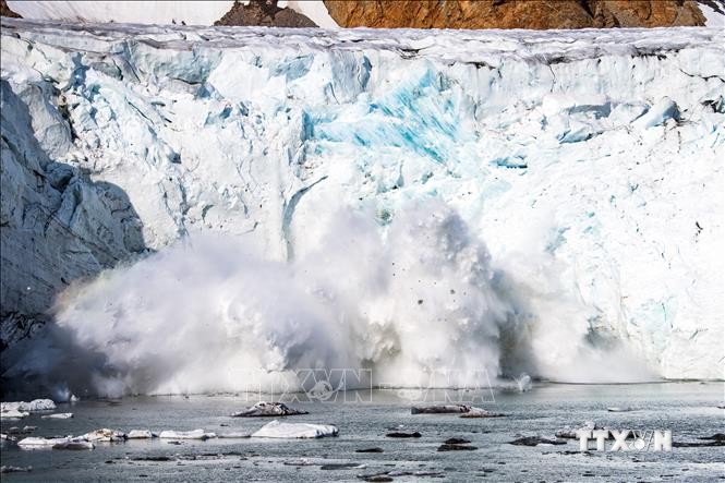 Băng lở từ sông băng Apusiajik ở gần Kulusuk, Greenland, ngày 17/8/2019. Ảnh: AFP/TTXVN