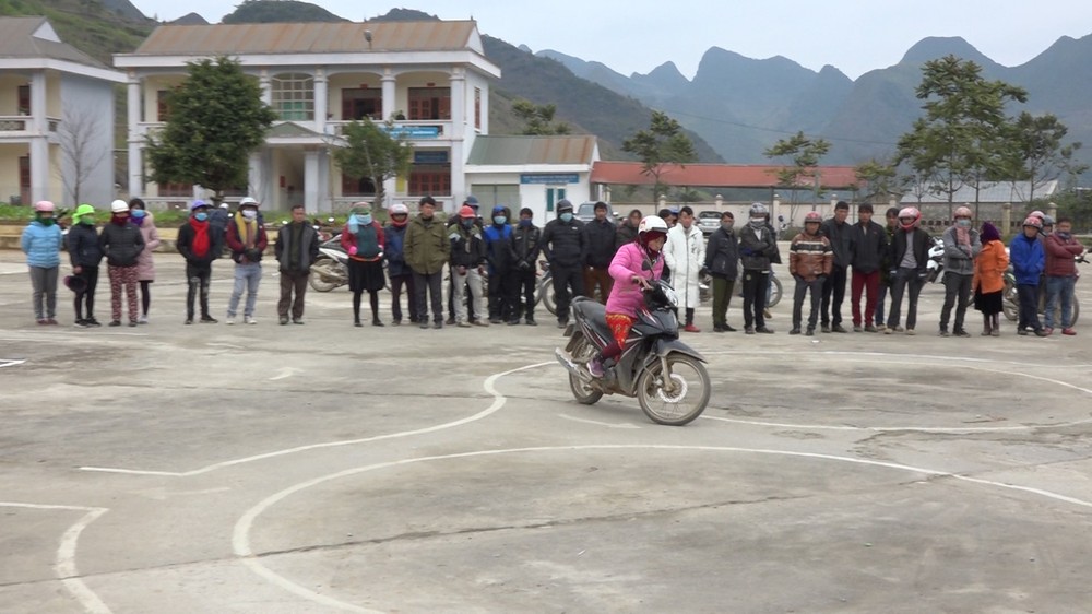 Bình Thuận dạy và cấp bằng lái xe mô tô A1 cho đồng bào dân tộc thiểu số không biết tiếng Việt