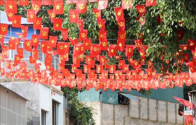 Cờ Tổ quốc và cờ Đảng treo tại các tuyến đường của xã biên giới Huổi Luông, huyện Phong Thổ, tỉnh Lai Châu. Ảnh: Nguyễn Oanh - TTXVN
