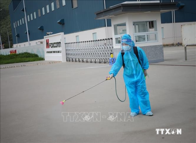 Phun khử khuẩn khu vực xung quanh Công ty TNHH New Wing Interconnect Technology, tại KCN Vân Trung, huyện Việt Yên. Ảnh: Danh Lam-TTXVN