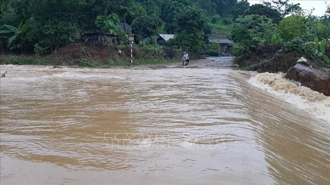 Bão số 2 đã suy yếu thành áp thấp nhiệt đới; nguy cơ lũ quét, sạt lở đất từ Thanh Hóa đến Hà Tĩnh