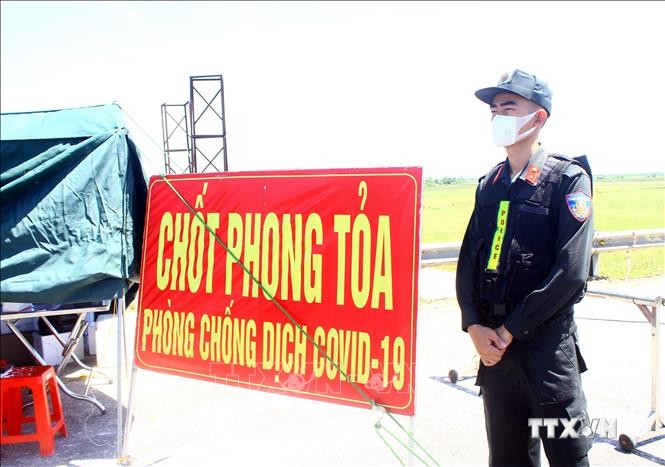 Một chốt kiểm soát dịch COVID-19 ở xã Hưng Hòa, thành phố Vinh, Nghệ An. Ảnh: Tá Chuyên - TTXVN