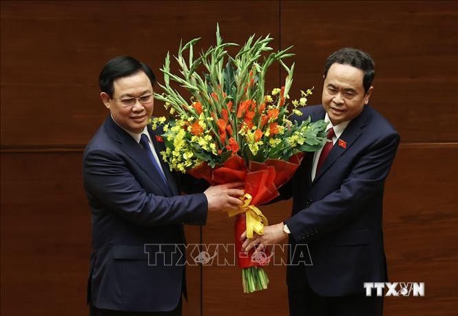 Phó Chủ tịch Thường trực Quốc hội khóa XIV Trần Thanh Mẫn tặng hoa chúc mừng Chủ tịch Quốc hội Vương Đình Huệ. Ảnh: Dương Giang-TTXVN
