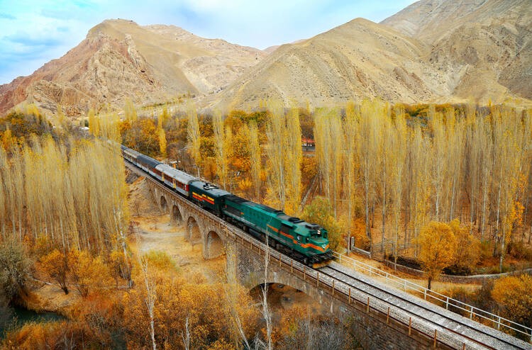 Tuyến đường sắt chạy xuyên Iran dài 1.394 km qua các vùng khí hậu khác nhau tạo nên phong cảnh tuyệt đẹp. Ảnh: unesco.org