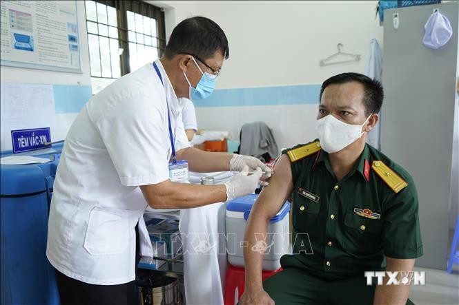 Gần 5.500 cán bộ, chiến sỹ và người dân Côn Đảo được tiêm vaccine. Ảnh: TTXVN