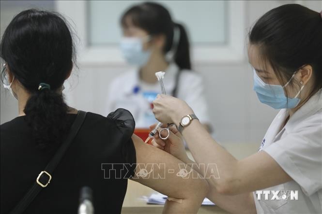 Nhân viên y tế tiêm vaccine Nano Covax phòng COVID-19 cho tình nguyện viên tham gia tiêm thử nghiệm đợt 3 tại Học viện Quân y. Ảnh: Minh Quyết - TTXVN