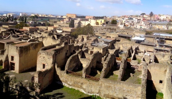 Thành phố Herculaneum từng bị chôn vùi dưới tro bụi núi lửa. Ảnh: italy-sights.info