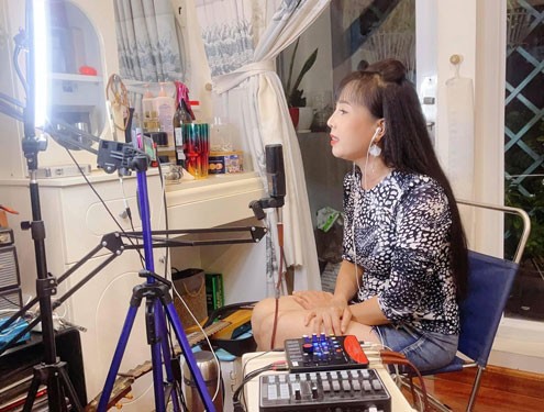 Nghệ sĩ Hà Như biểu diễn ca cổ tại nhà. Ảnh: nld.com.vn