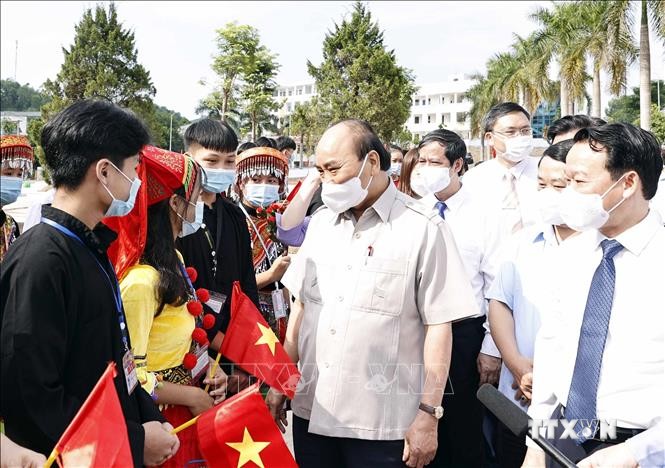 Chủ tịch nước Nguyễn Xuân Phúc dự Lễ khai giảng năm học mới tại Trường Phổ thông Dân tộc nội trú THPT tỉnh Yên Bái