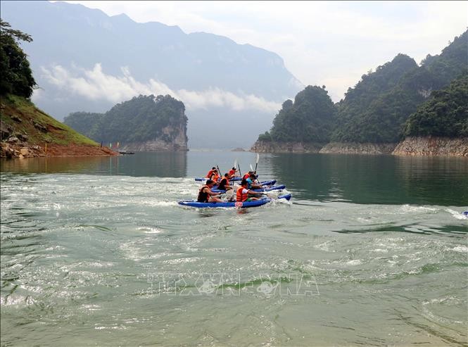 Đua thuyền Kayak trên hồ thủy điện Tuyên Quang. Ảnh: Quang Đán - TTXVN