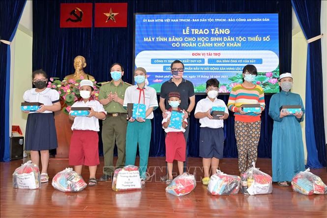 Trao tặng máy tính bảng hỗ trợ học sinh dân tộc thiểu số gặp khó khăn ở Thành phố Hồ Chí Minh 