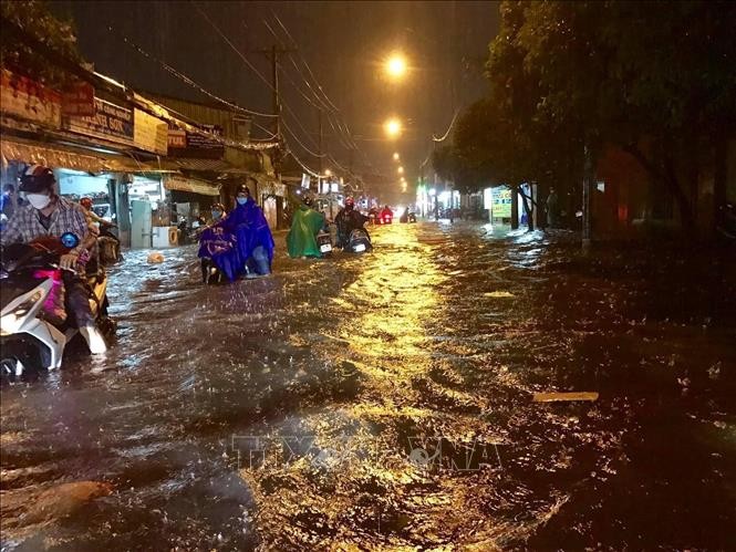 Thành phố Hồ Chí Minh: Mưa lớn kéo dài, nhiều tuyến đường ngập nặng