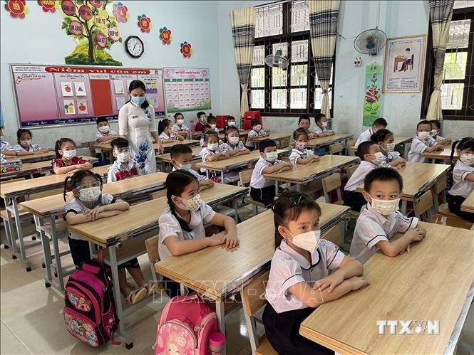 Học sinh lớp 1 Trường Tiểu học Hàm Nghi (thành phố Đông Hà, tỉnh Quảng Trị) đi học trực tiếp trở lại. Ảnh: Thanh Thủy-TTXVN