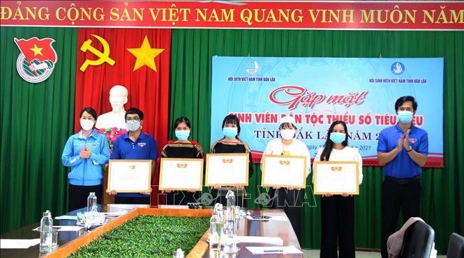 Tuyên dương sinh viên dân tộc thiểu số tỉnh Đắk Lắk đạt học lực giỏi và xuất sắc tại điểm cầu chính. Ảnh: Hoài Thu – TTXVN