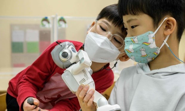 Robot "Alpha Mini" là một phần của chương trình giảng dạy trong 300 trung tâm chăm sóc trẻ ở thủ đô Seoul (Hàn Quốc). Ảnh: AFP/Getty Images