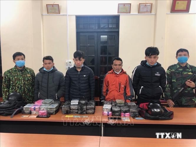 Biên phòng Lào Cai bắt hai đối tượng vận chuyển 180.000 viên ma túy